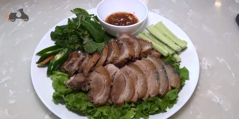 Đậm đà vị núi rừng với món lợn rừng quay lá mắc mật