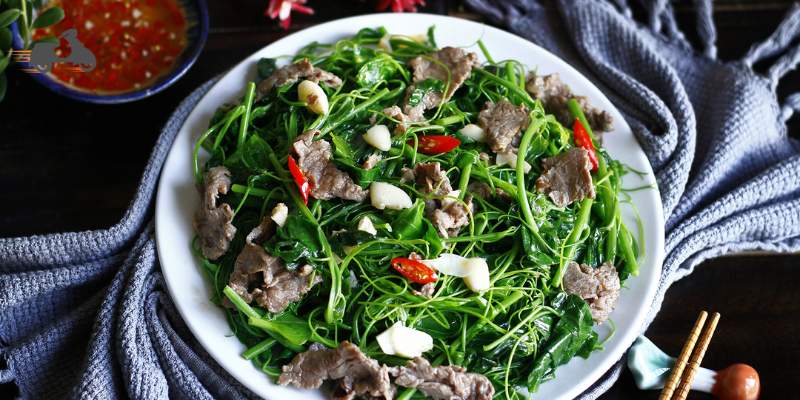 Rau rừng xào tỏi thơm ngon, đậm đà vị núi