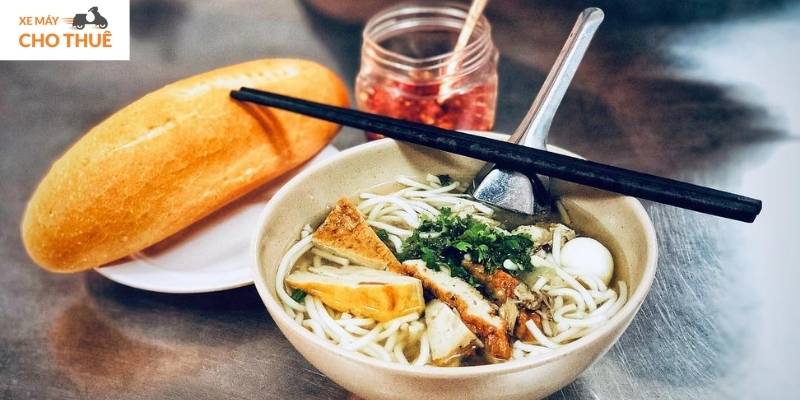 Ăn gì ở Mũi Né? Câu trả lời ở ngay trong tô bánh nóng hổi này!