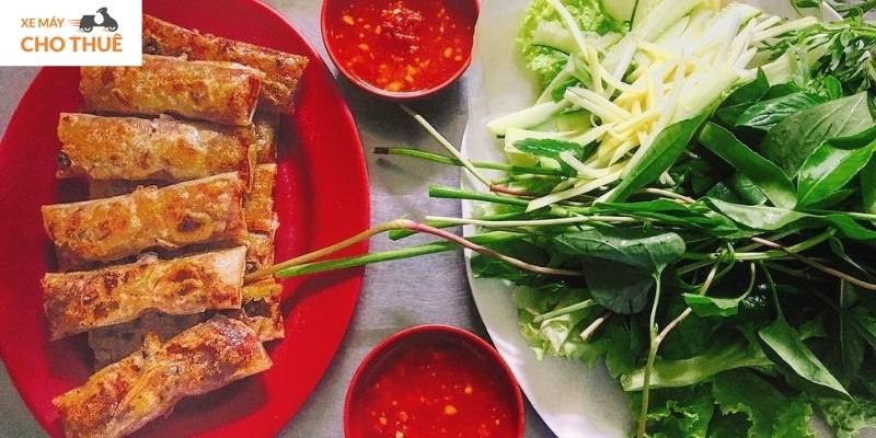 Ăn gì ở Mũi Né? Gọi ngay chả lụi cuốn bánh tráng, rau sống, chấm nước mắm đặc trưng