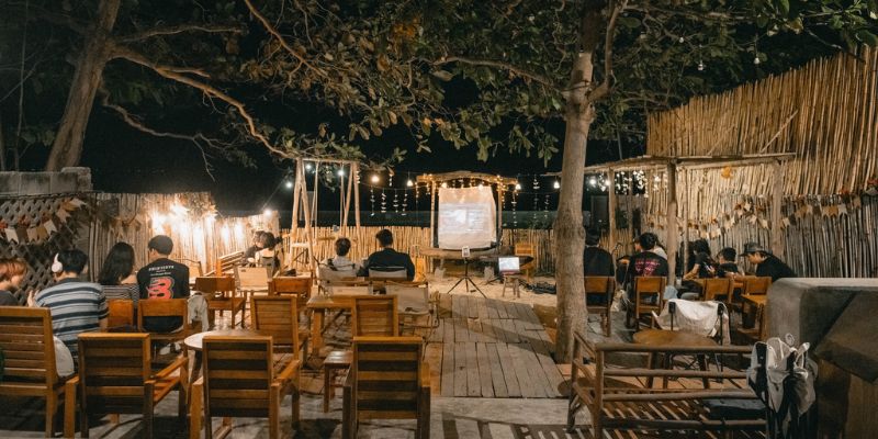 Tìm một góc thư giãn tại quán cafe, tận hưởng không gian Phan Thiết về đêm