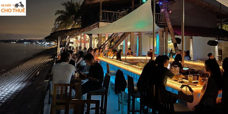 Thưởng thức âm nhạc và đồ uống tại quán bar, tận hưởng Phan Thiết về đêm