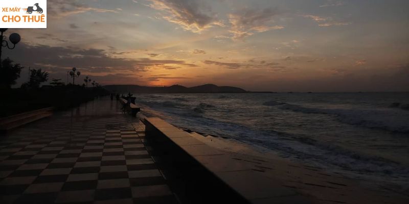 Khoảnh khắc lãng mạn khi dạo biển, tận hưởng sự yên bình của Phan Thiết về đêm