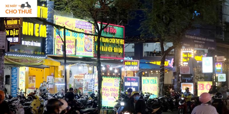 Khu ẩm thực trên con đường Nguyễn Gia Trí