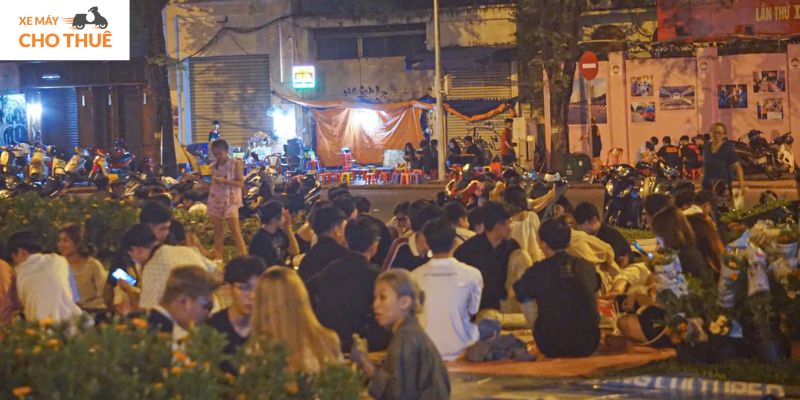 Ngồi tụ tập tán gẫu ở cafe bệt