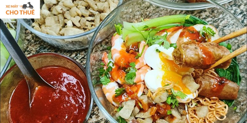 Mì trộn tóp mỡ giòn rụm, món ăn mới lạ nên thử khi tìm ăn gì ở Sài Gòn