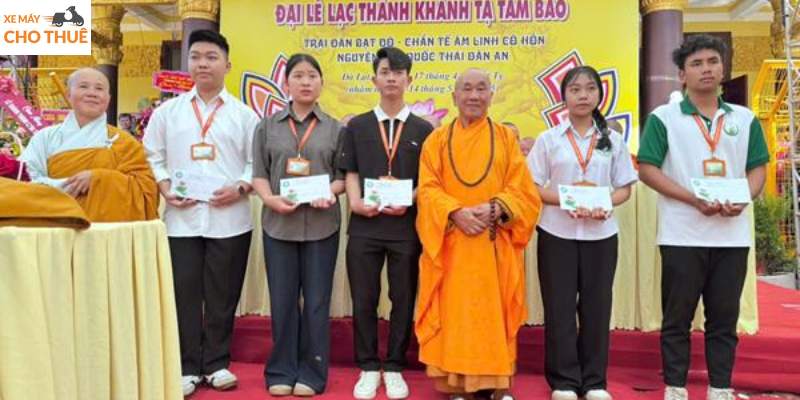 Phát học bổng cho học sinh