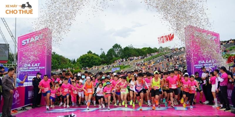 Ghi dấu khoảnh khắc tuyệt vời tại Đà Lạt Music Night Run 2025 cùng bạn bè