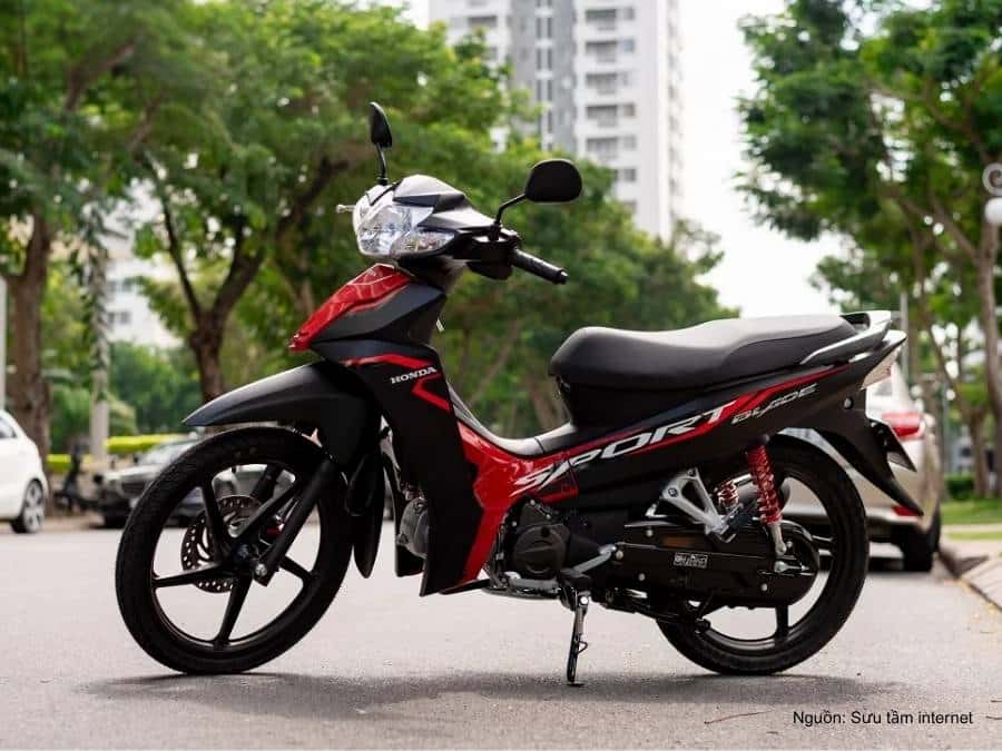 Chiếc xe số màu đen kết hợp đỏ của hãng Honda